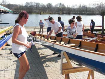 Säubern der Boote vor dem Bootshaus