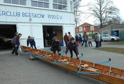 das Boot kann bis ans Wasser gefahren werden