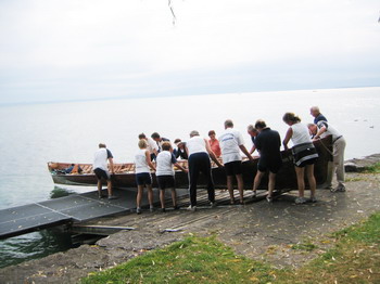 Kirchboot auf dem elektrisch verstellbaren Steg des Seeclubs Arbon