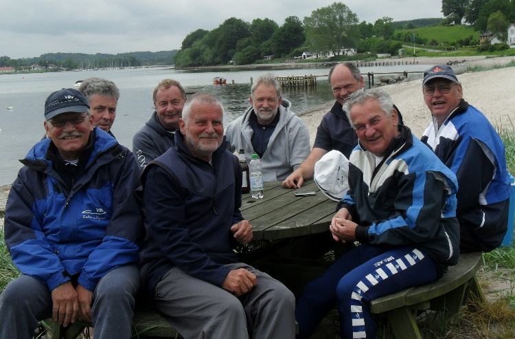 die gesamte Truppe am Strand