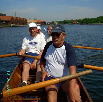 Vierer-Mannschaft im Riemenboot