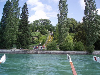 Mainau: blumenumsäumte Wasserkaskade