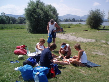 Mittagsrast in der Nähe des Rheinzuflusses